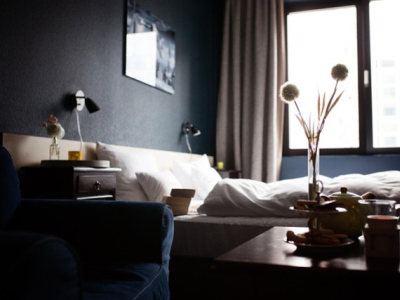 Quand le lit devient un objet décoratif : tête de lit design et tour de sommier